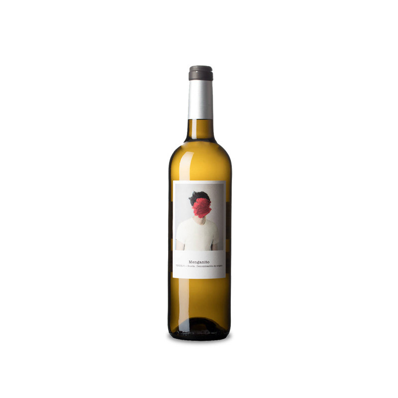 Menganito. Menganito 2023 se presenta con un color amarillo pajizo, toques verdosos y una claridad que brilla en la copa. Al acercar la nariz, se despliegan aromas de piña y mango, combinados con un fresco toque de anís. En boca, entra suave y revela una frescura que acompaña los sabores frutales, con una textura ligeramente oleosa y un retrogusto que recuerda a hierbas y especias propias de la variedad, cerrando con un sutil amargor que aporta carácter.